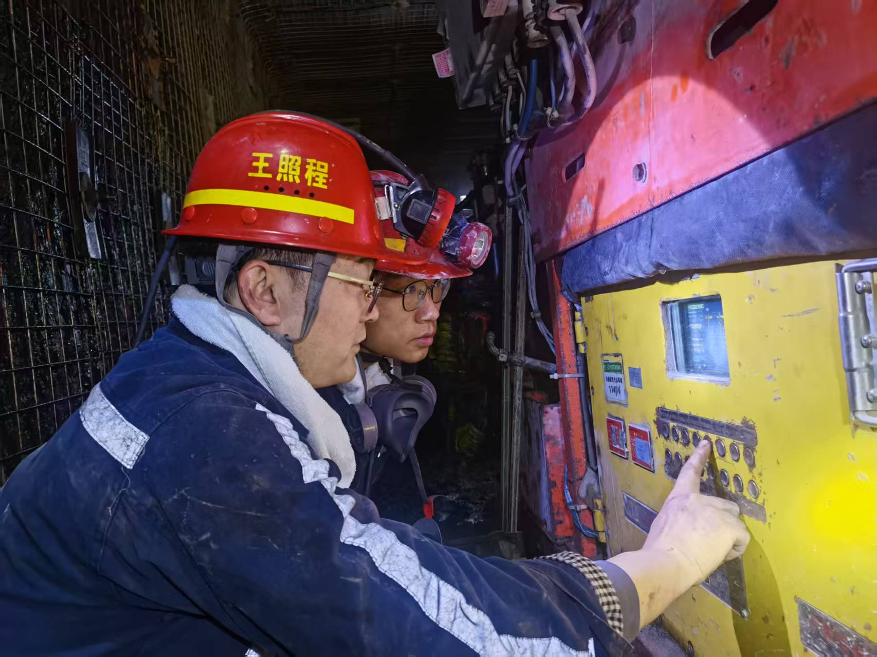 1744079462834816.jpg 图二.井下开展师带徒活动.jpg