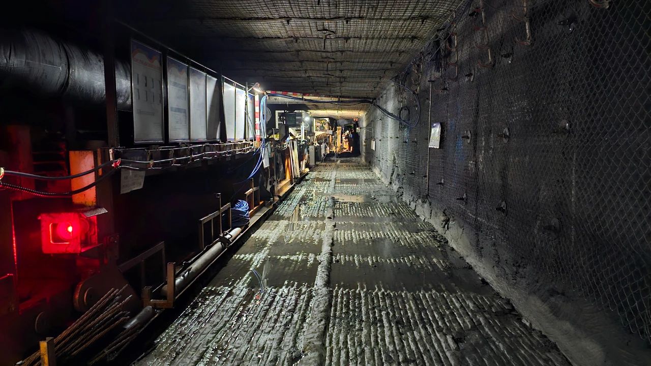 1747281081999757.jpg 掘锚一体机掘进巷道。中能袁大滩矿业综掘一队 许锦云 提供.jpg